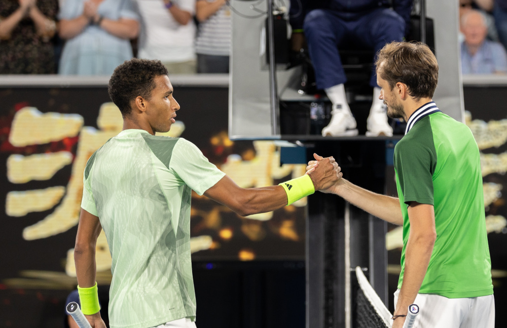 西班牙网球队力克日本网球队，梅德韦杰夫制霸全场的简单介绍