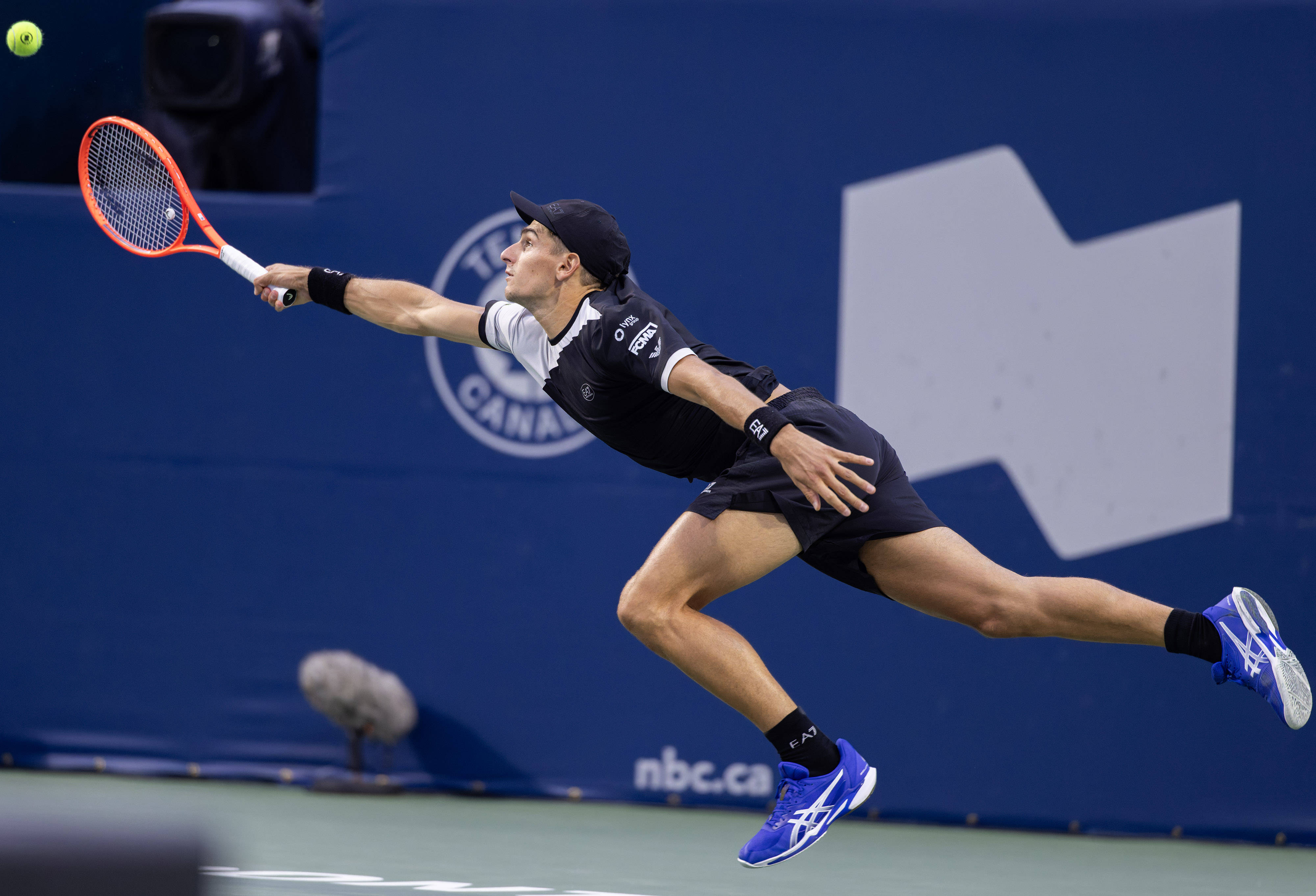 关于欧洲网球队完胜日本网球队，兹维列夫送出助攻的信息