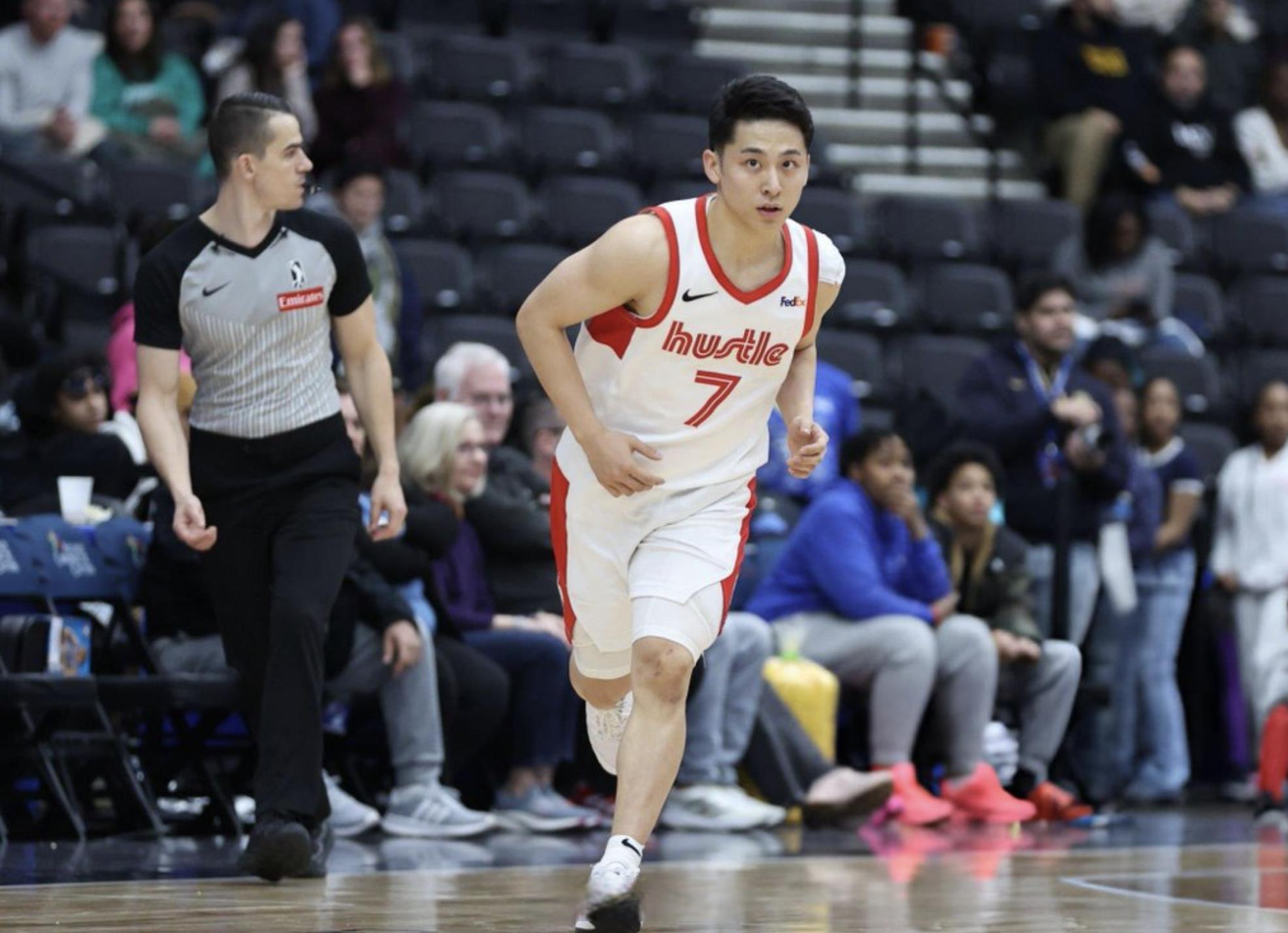 中国男篮横扫法国男篮，拉文一己之力扛起全队