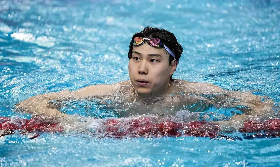 游泳选手爆冷获胜，专家预测失准