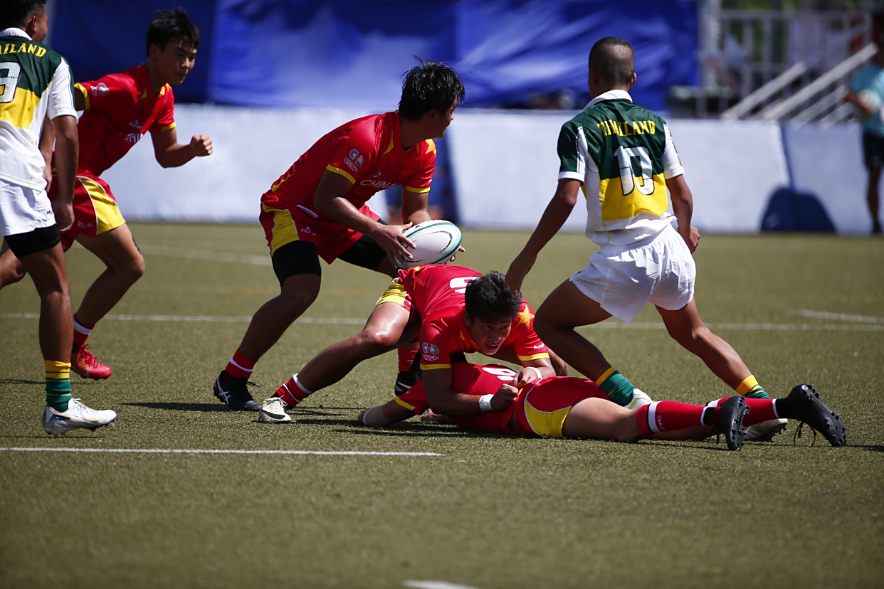 橄榄球传奇谢幕,球迷泪洒赛场 橄榄球传奇谢幕,球迷泪洒赛场