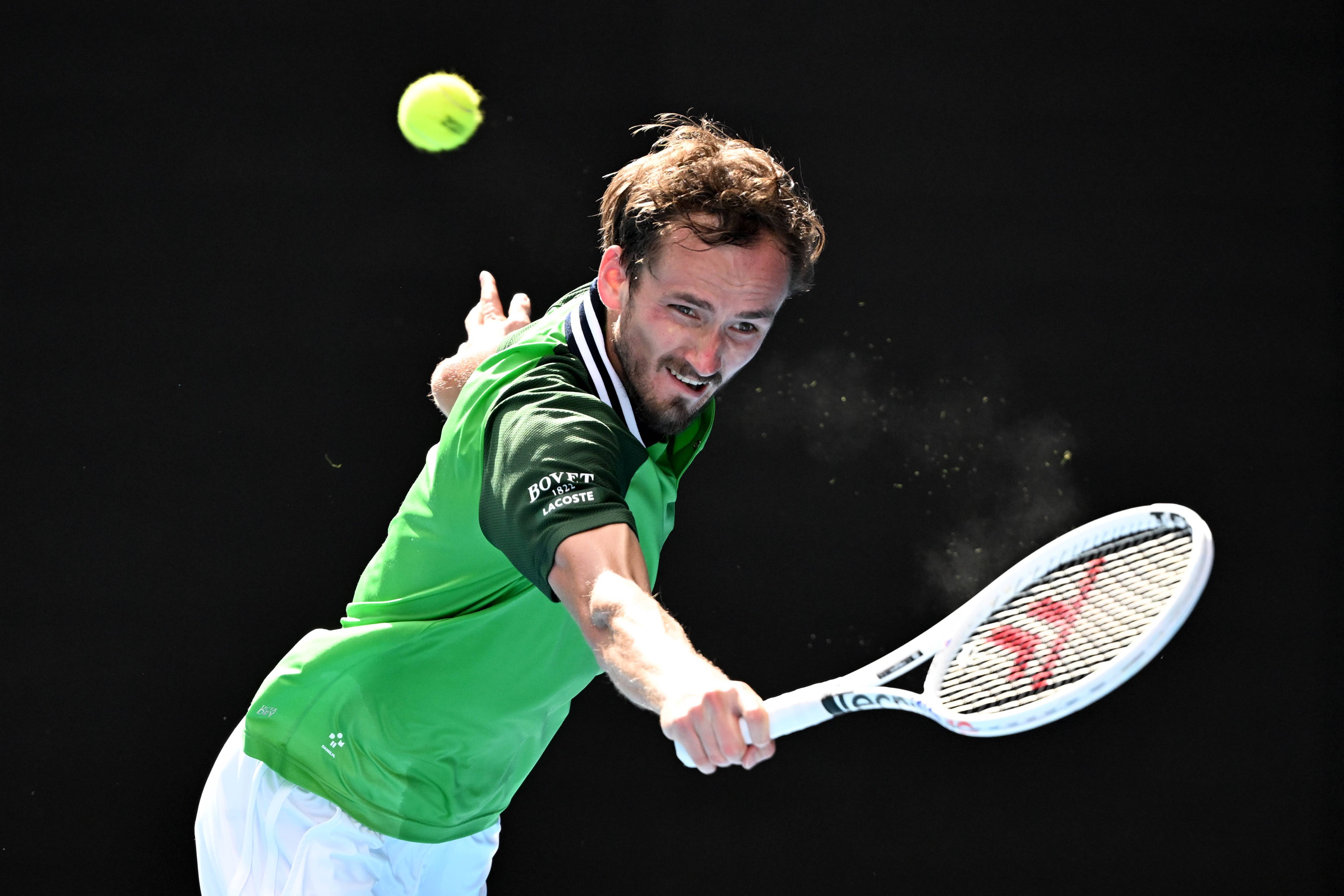 英国网球队完胜日本网球队，梅德韦杰夫绝境逆转