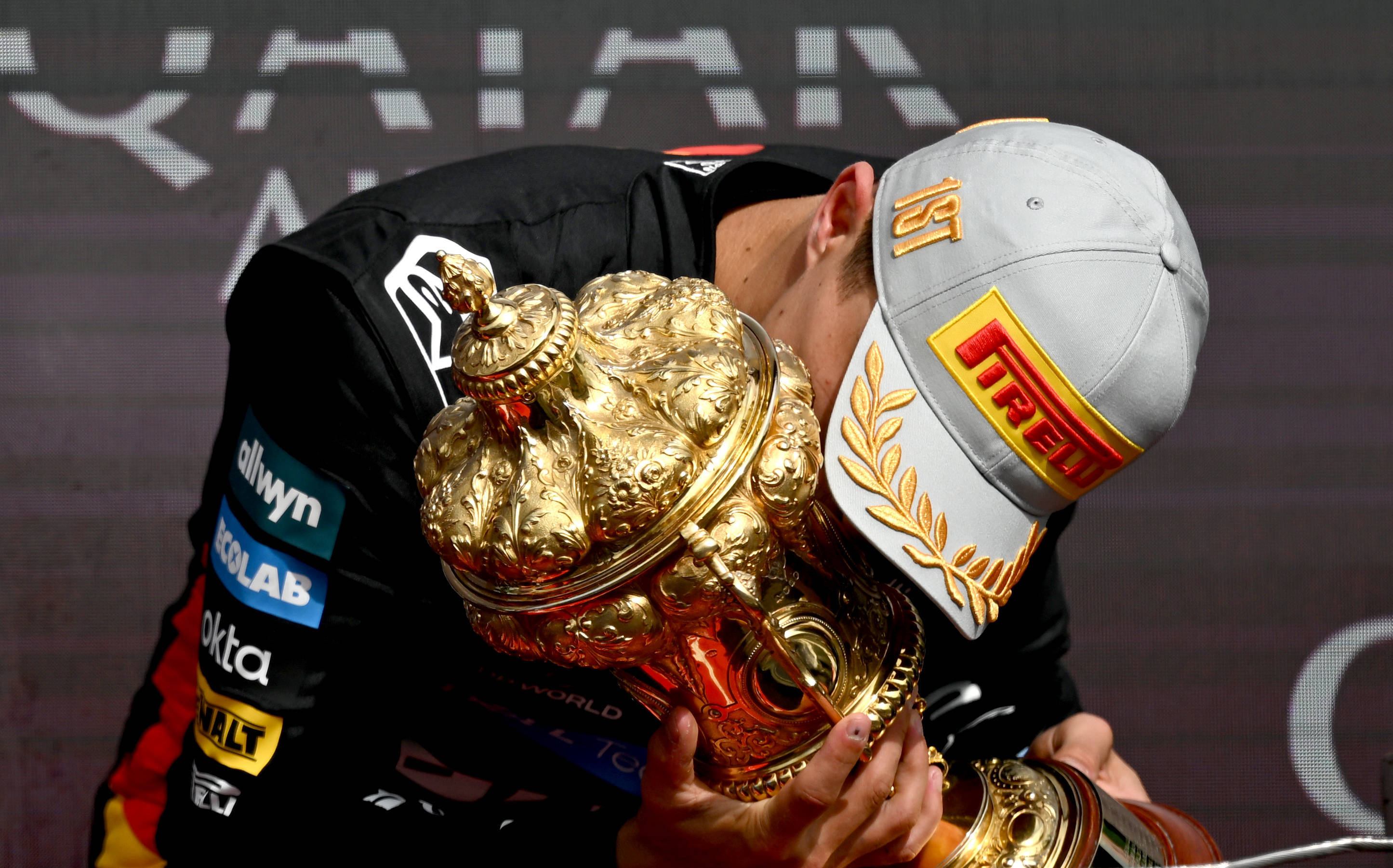 红牛车队逆转索伯车队，诺里斯统治全场